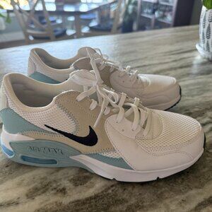 Never worn Women's Nike AirMax running shoes
